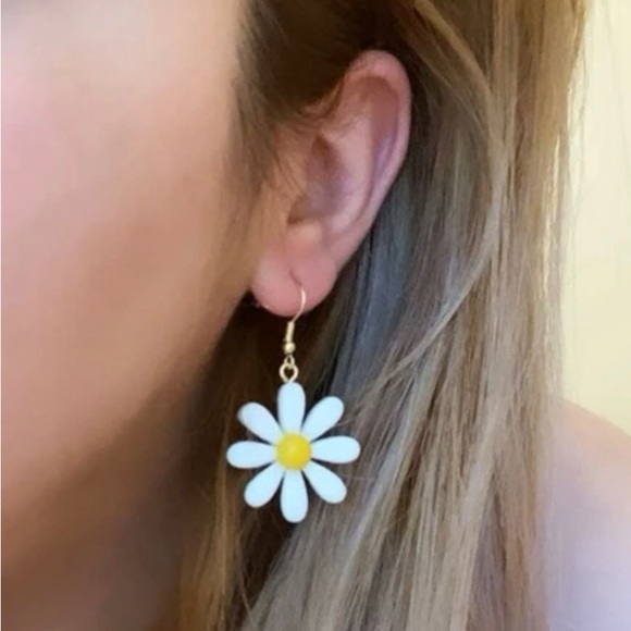 Daisy Dangle Earrings With French Hook NWOT Floral Flower Katy Perry’s Design - Picture 2 of 3
